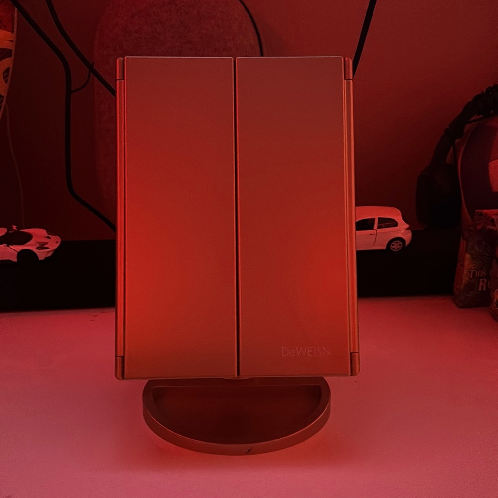 Batterie or plug in makeup mirror!